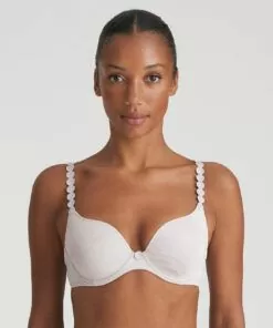 jente med beige Heartshape BH fra Marie JO