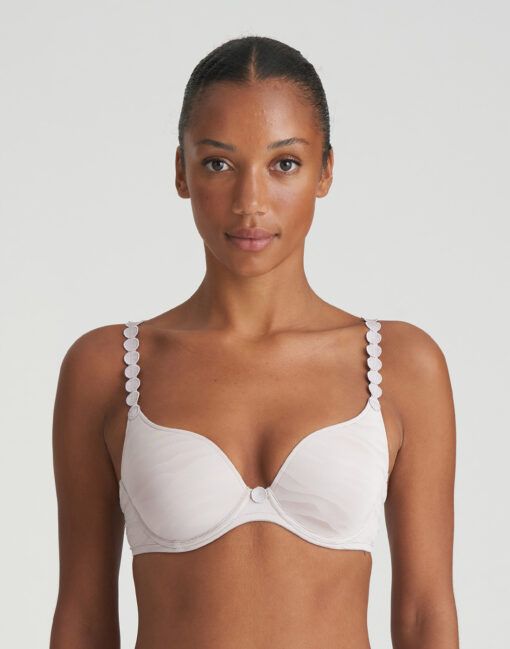 jente med beige Heartshape BH fra Marie JO