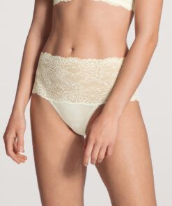 jente i hvit high waist blondetruse fra calida