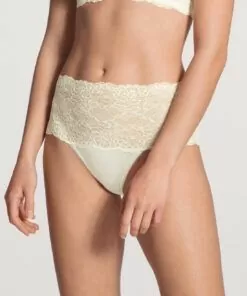 jente i hvit high waist blondetruse fra calida