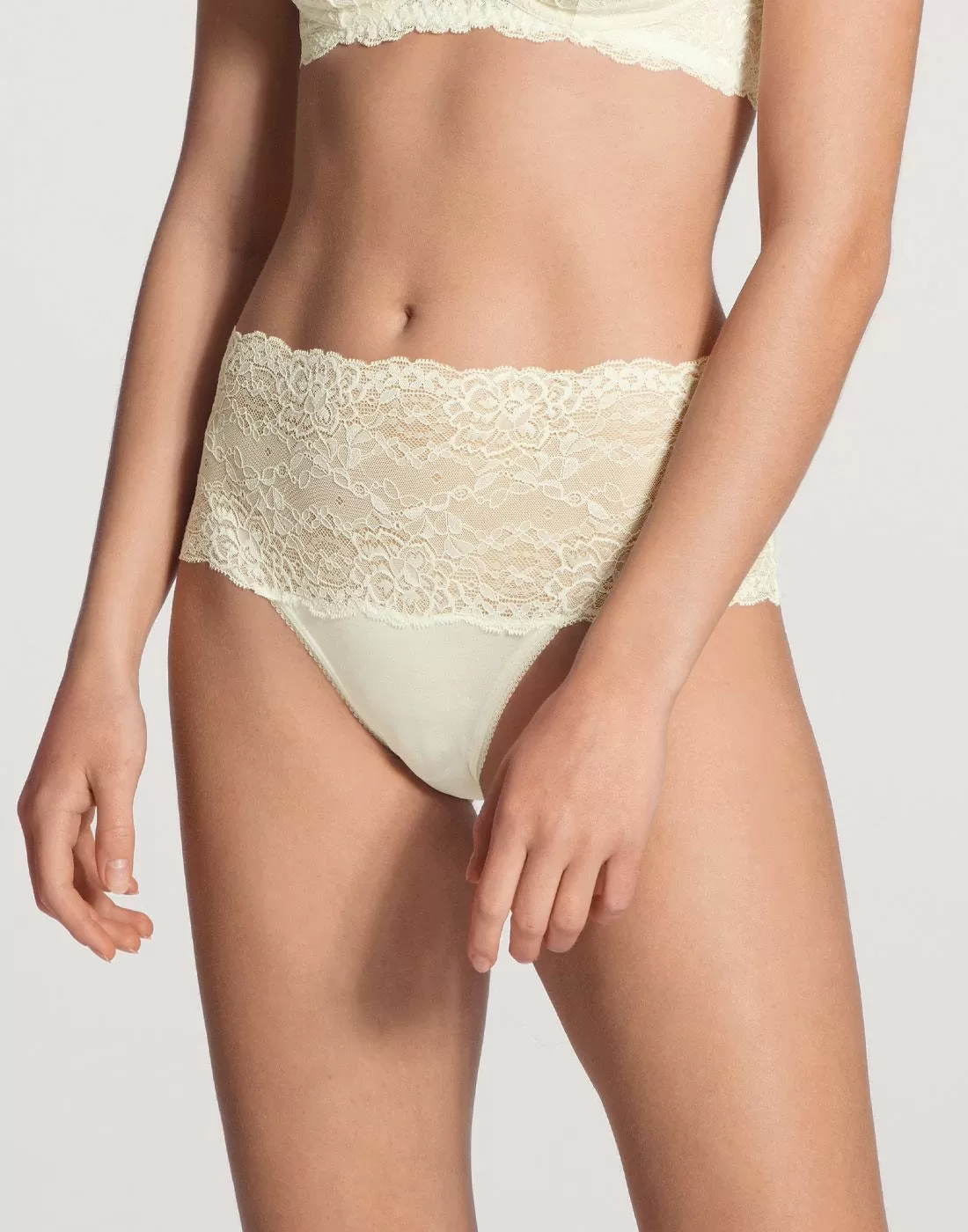 jente i hvit high waist blondetruse fra calida