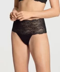 jente i svart high waist blondetruse fra calida