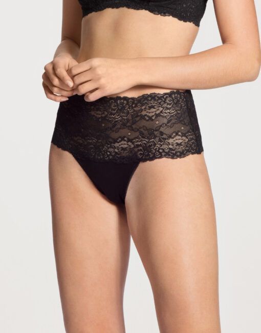 jente i svart high waist blondetruse fra calida