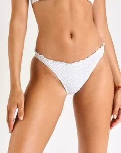 jente i hvit bikinitruse med tekstur fra banana moon