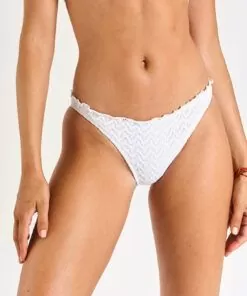 jente i hvit bikinitruse med tekstur fra banana moon