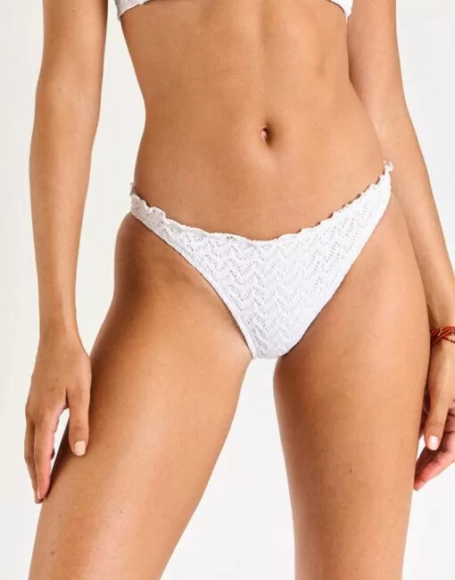 jente i hvit bikinitruse med tekstur fra banana moon