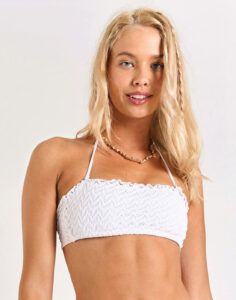 blond jente i hvit bikini med tekstur fra Banana Moon