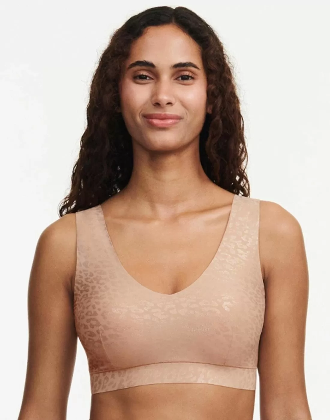 Mærkhåret kvinne med padded bh-topp fra Chantelle i Leo-print