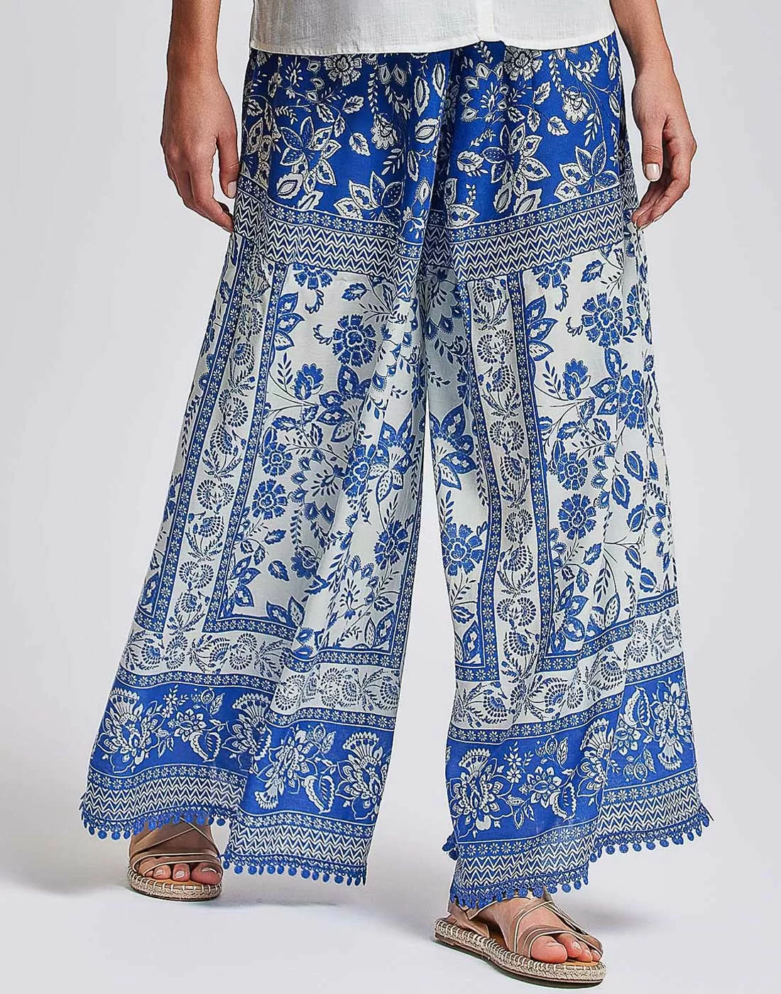 Flagrende bukser i blått mønster