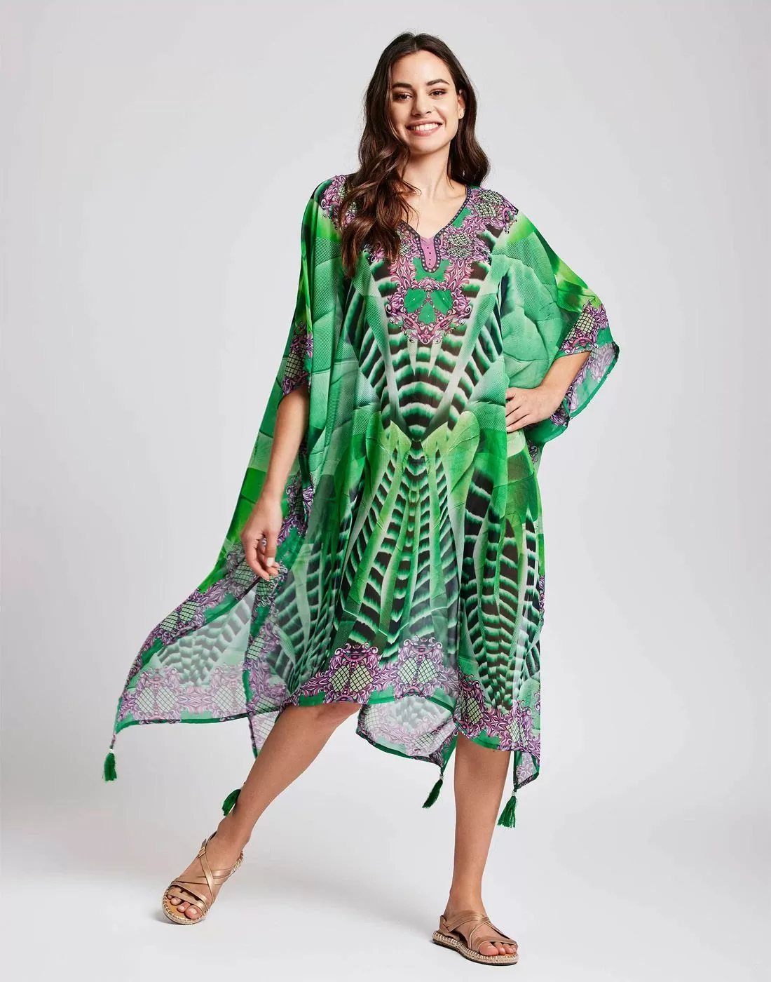 Mørkhåret kvinne i grønn poncho