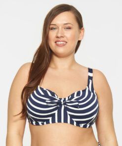 kvinne med stor cup-størrelse i blå stripete bikini fra svenske salta bad