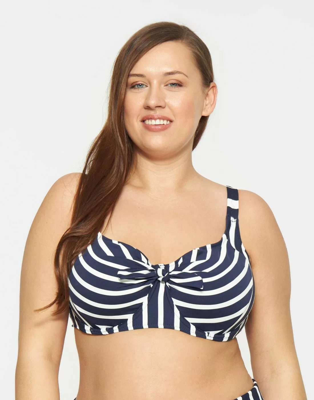 kvinne med stor cup-størrelse i blå stripete bikini fra svenske salta bad