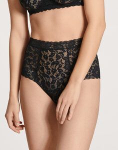 jente i svart high waist blondetruse