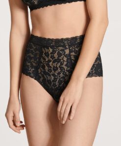 jente i svart high waist blondetruse