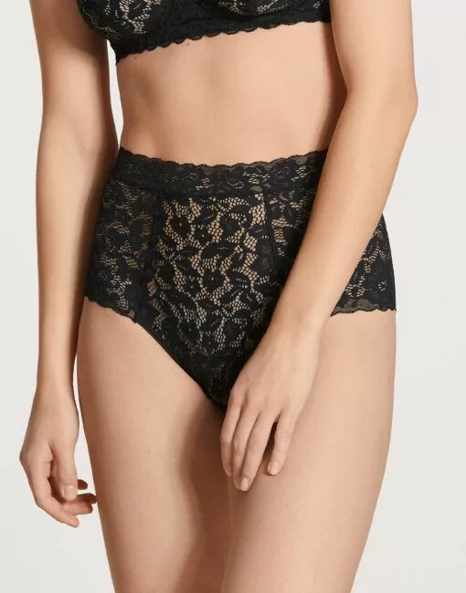 jente i svart high waist blondetruse