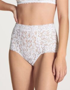 jente i hvit high waist blondetruse