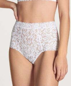 jente i hvit high waist blondetruse