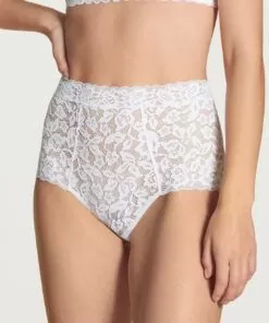 jente i hvit high waist blondetruse