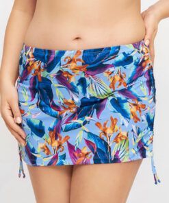 formfull kvinne med bikini skjørt i blått mønster