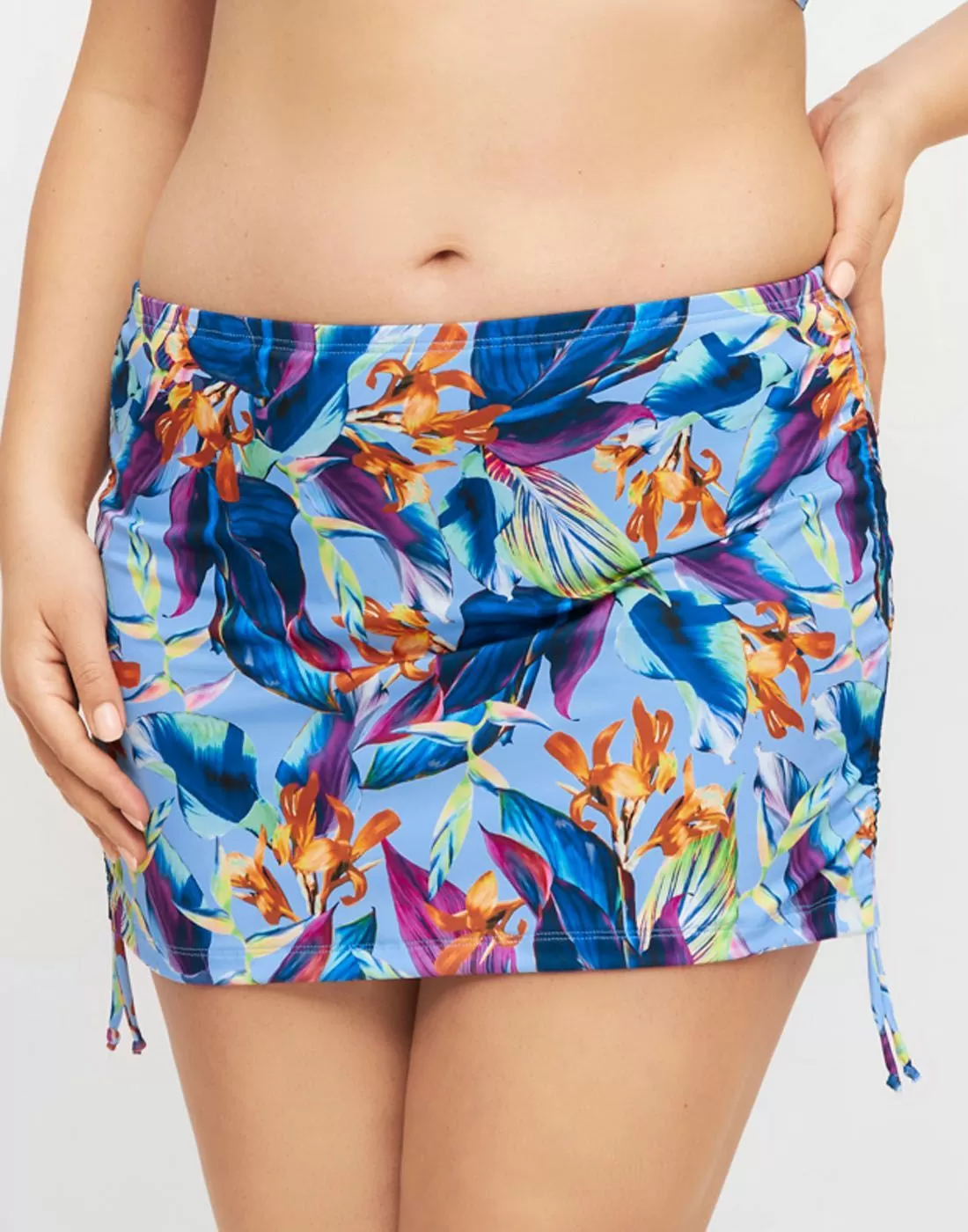 formfull kvinne med bikini skjørt i blått mønster