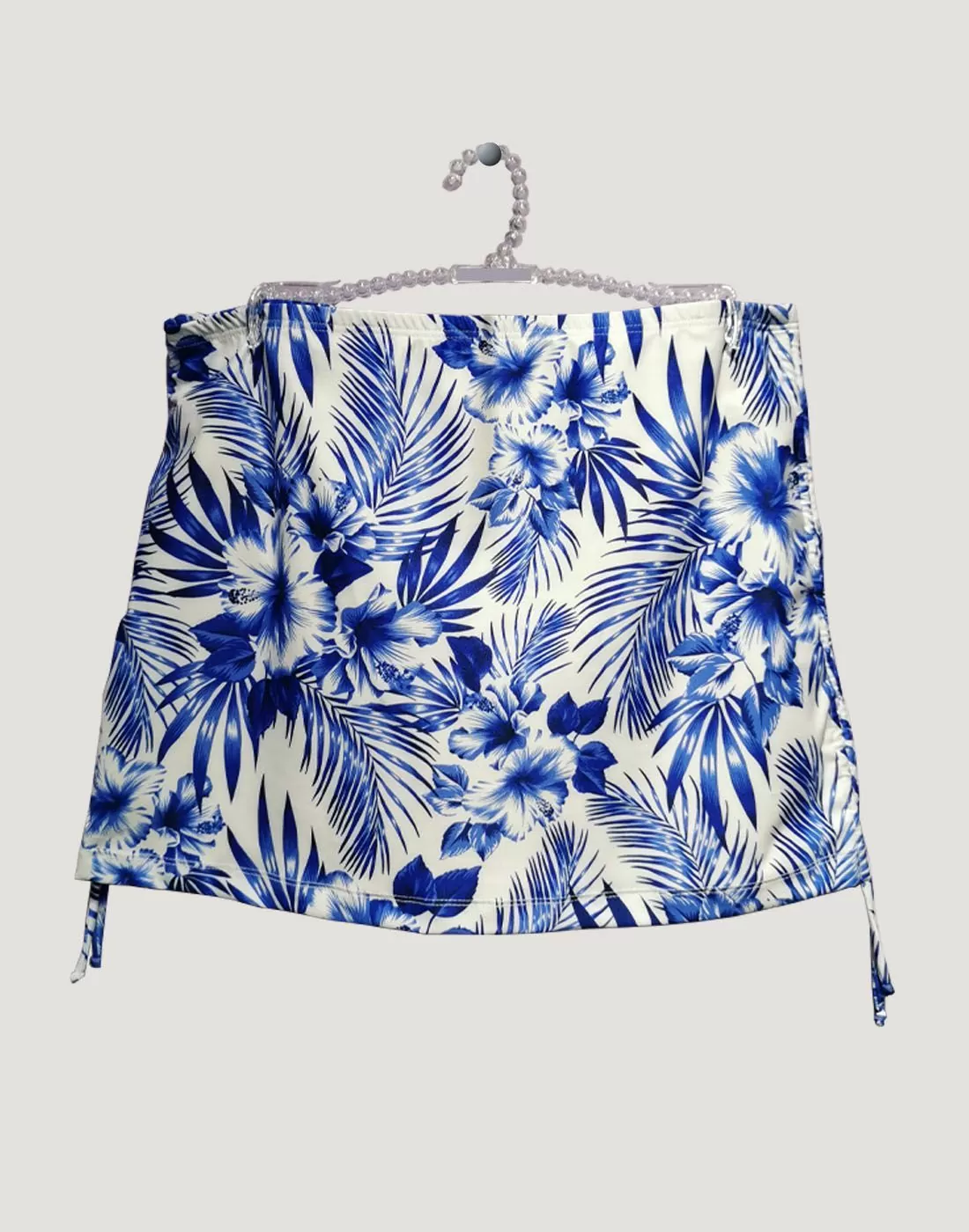 Strandskjørt med bikinitruse i blått og hvitt mønster fra Salta Bad