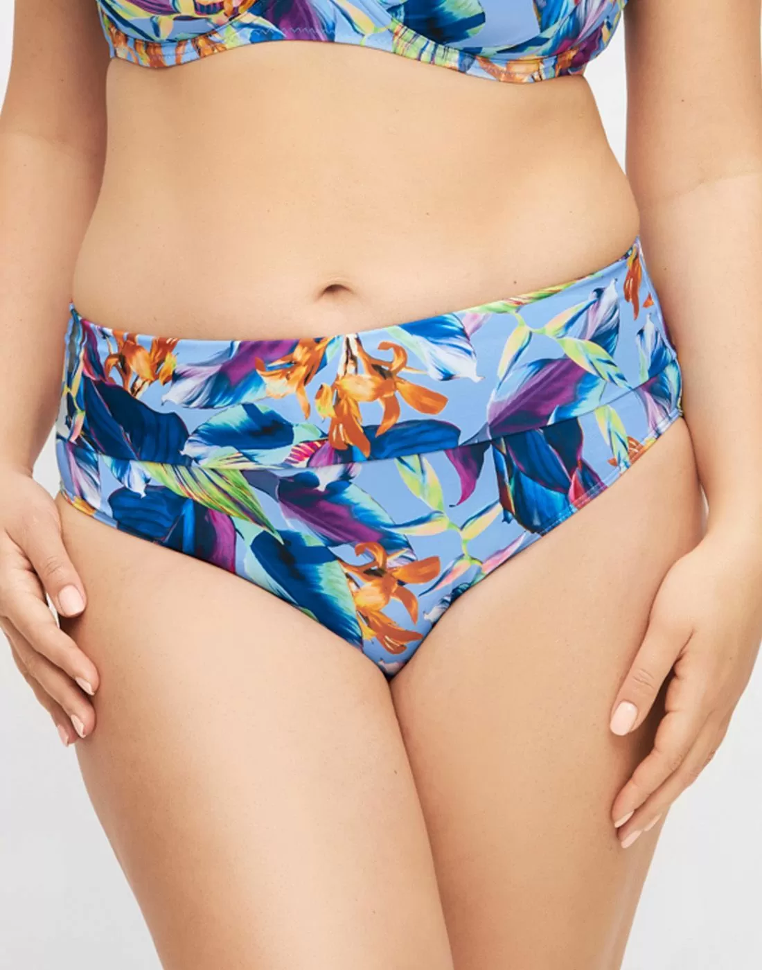 formfull kvinnekropp med blå high waist bikinitruse