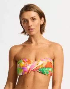jente med kort hår i mønstret bandeau bikinitopp fra seafolly
