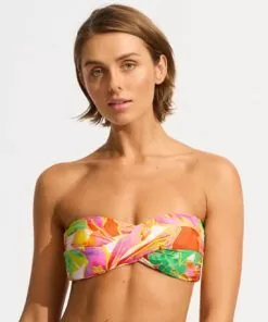 jente med kort hår i mønstret bandeau bikinitopp fra seafolly