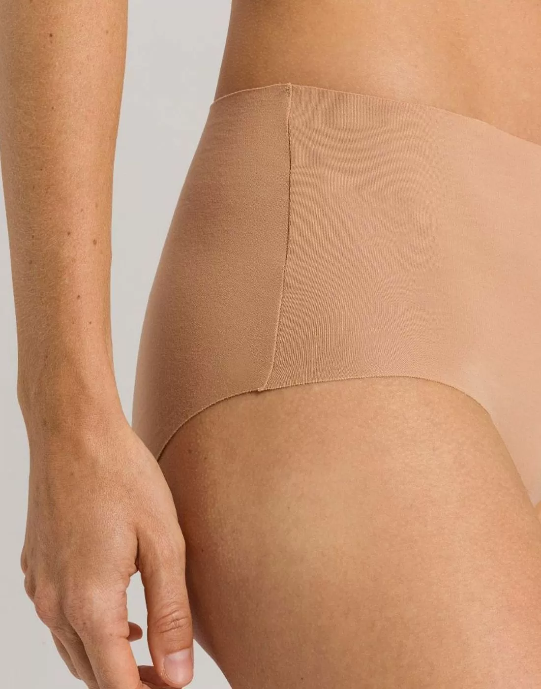 hanro invisible cotton maxi truse beige