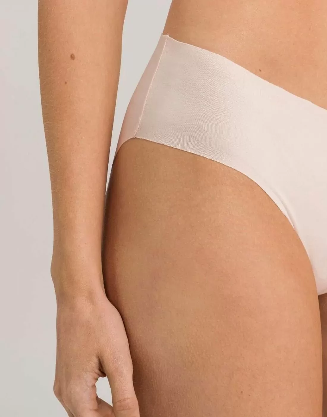 hanro invisible cotton truse svart med høy skjæring