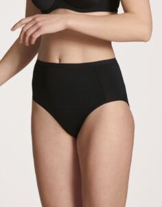 kvinne i svart high waist truse fra calida