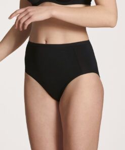 kvinne i svart high waist truse fra calida