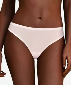 jente med sømløs stringtruse fra Chantelle