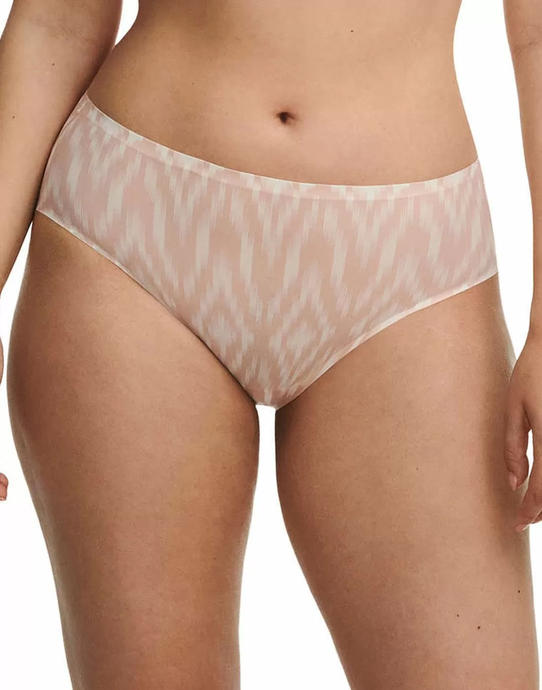 formfull kvinne med sømløs truse i rosa mønster