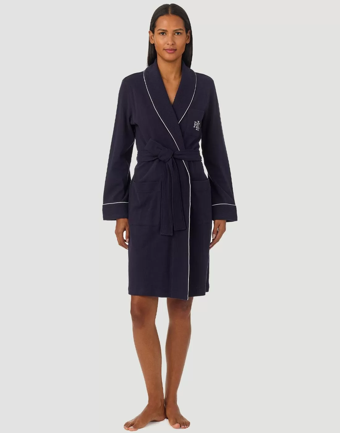 Mørkhåret kvinne med blå morgenkåpe