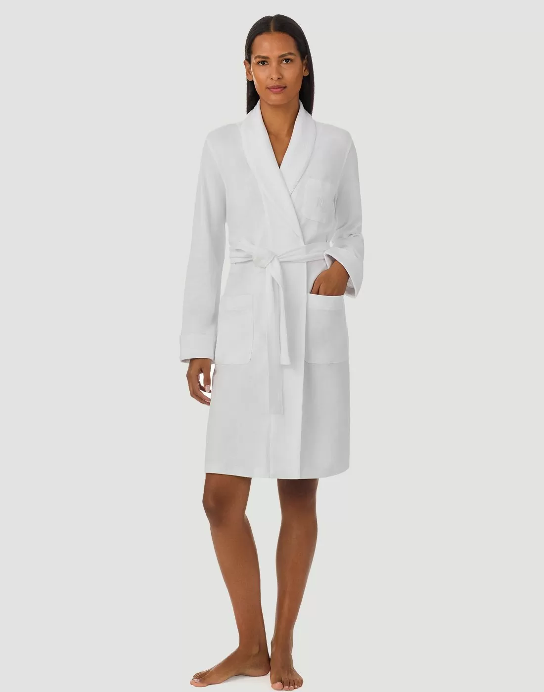 Mørkhåret kvinne med hvit morgenkåpe