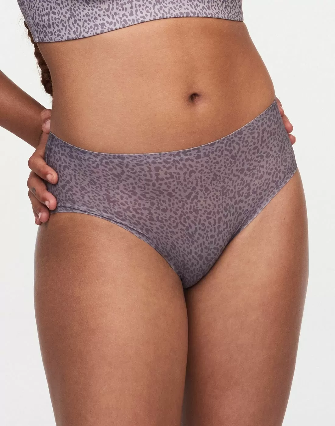 Jente med sømløs hipster i leopard mønster