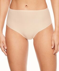 jente med beige sømløs høy stringtruse