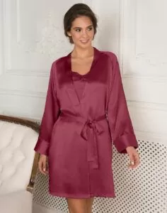 kvinne i rød silke kimono med knyting i livet