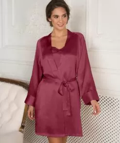kvinne i rød silke kimono med knyting i livet