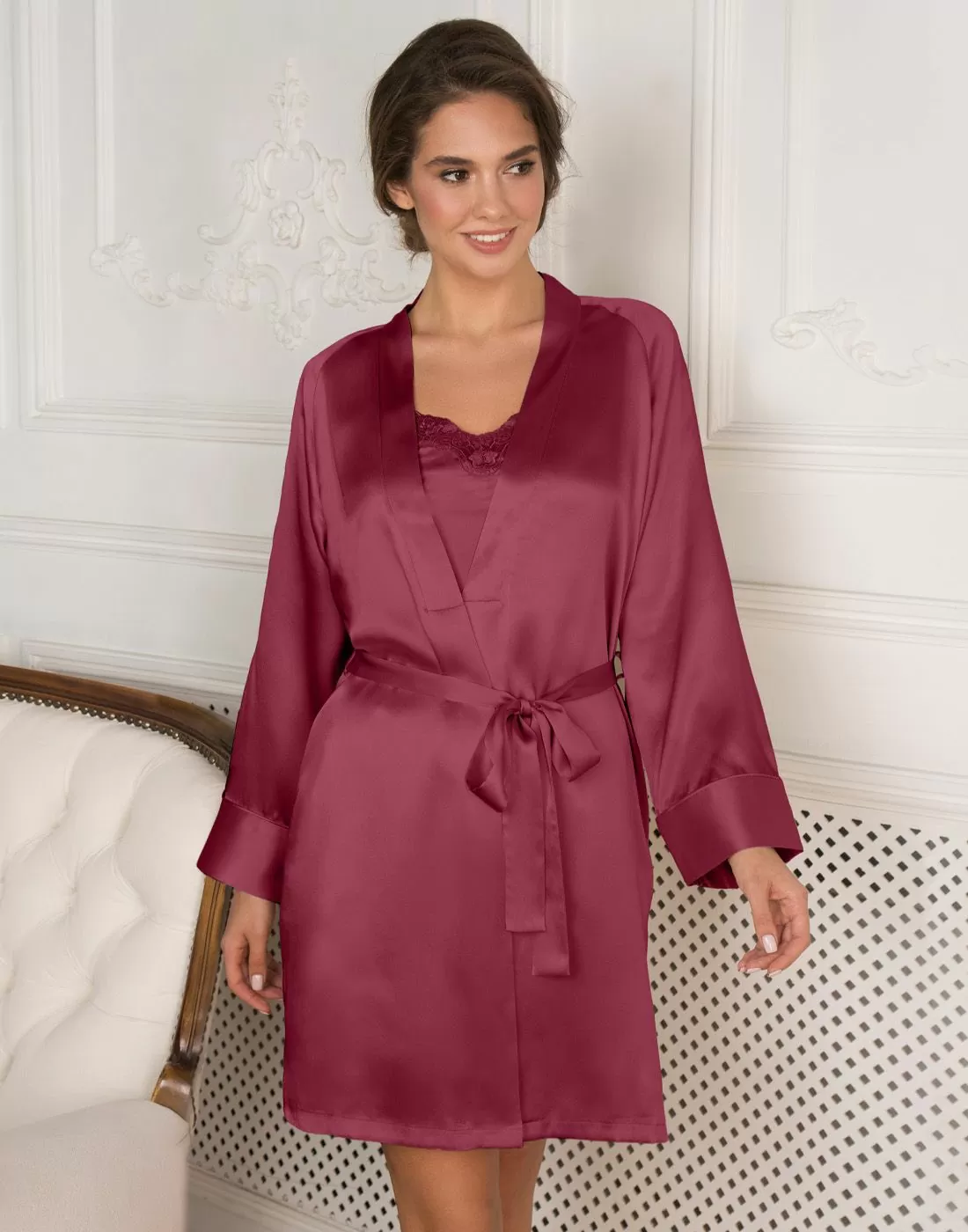 kvinne i rød silke kimono med knyting i livet