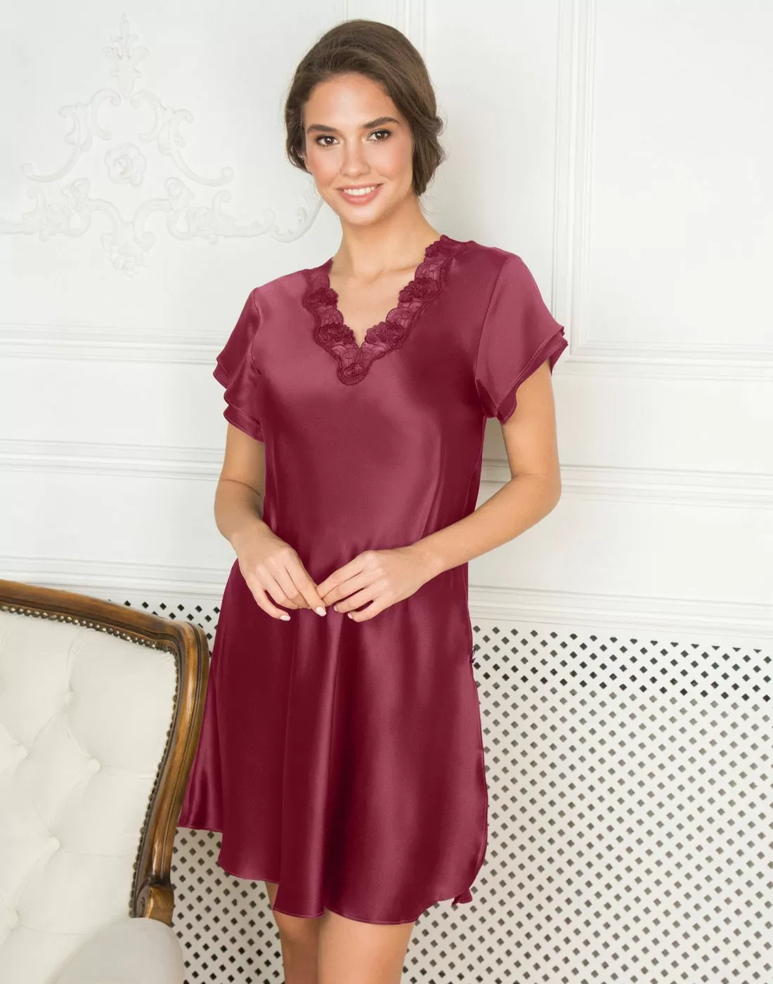 kvinne med silke nattkjole med blondekant