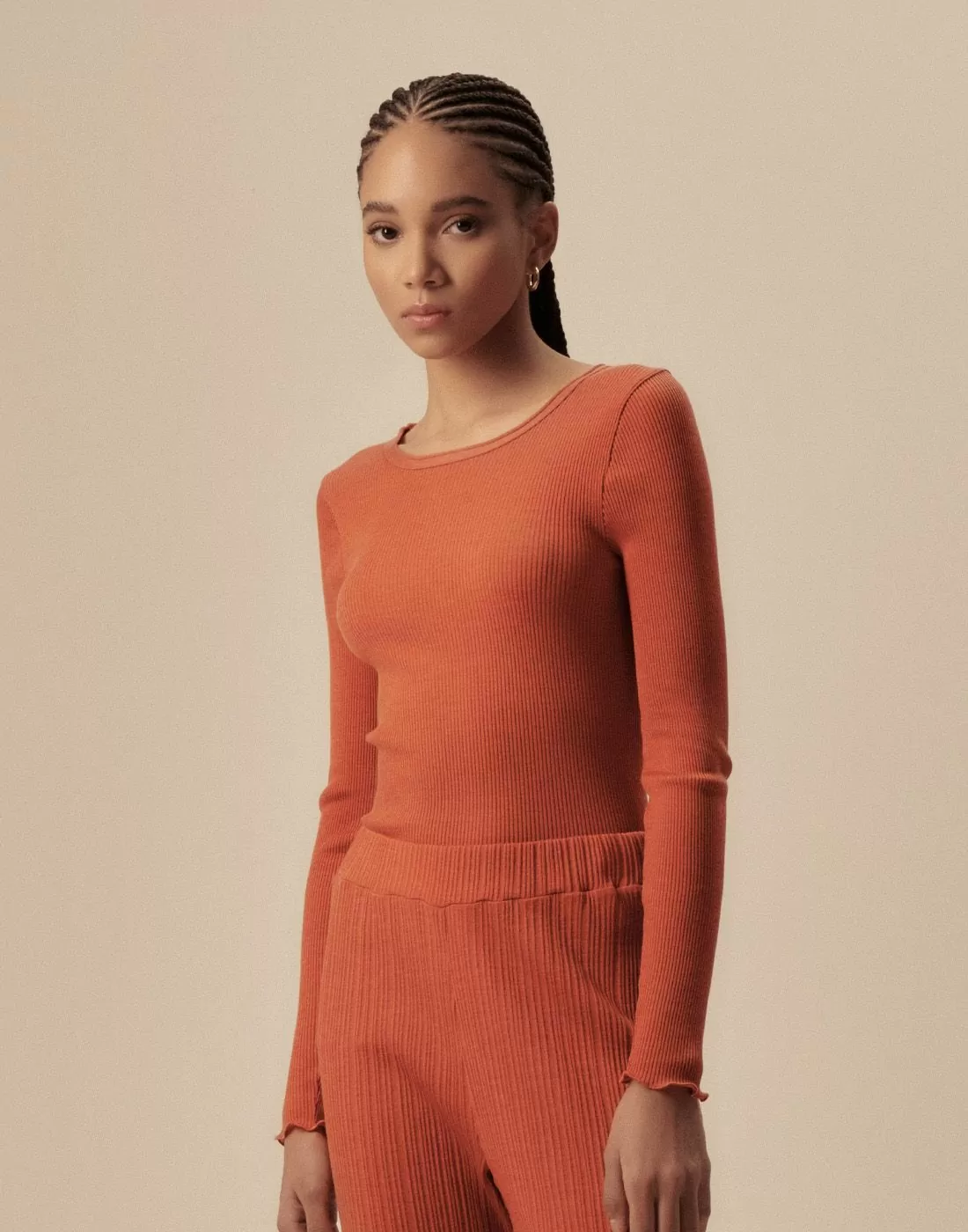 kvinne i oransje ull og silke genser