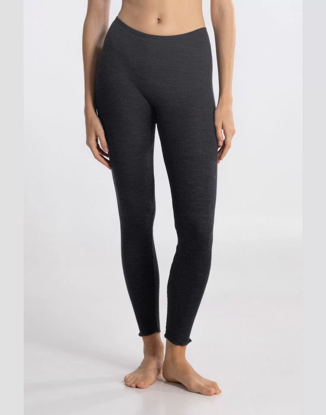 kvinne i grå ulltighs med silke