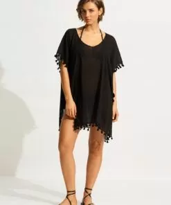 Kvinne med kort hår og sort kaftan fra seafolly