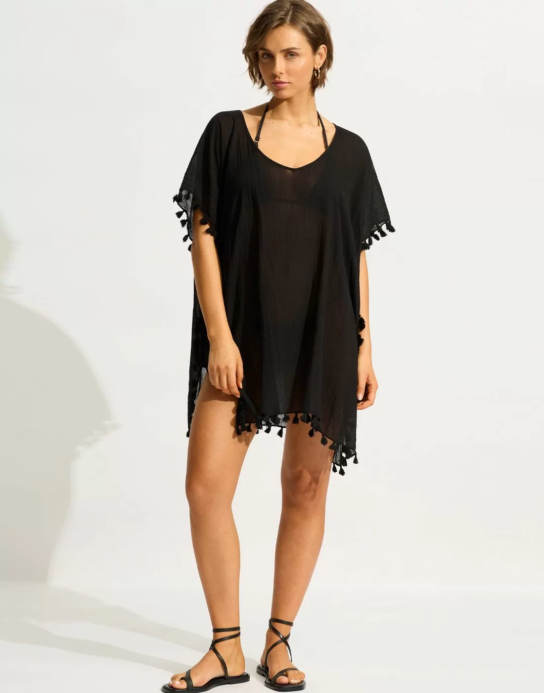 Kvinne med kort hår og sort kaftan fra seafolly