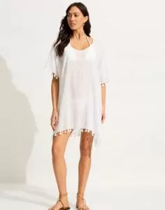 Mørkhåret kvinne med hvit kaftan fra seafolly