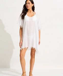 Mørkhåret kvinne med hvit kaftan fra seafolly