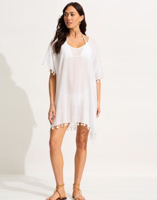 Mørkhåret kvinne med hvit kaftan fra seafolly