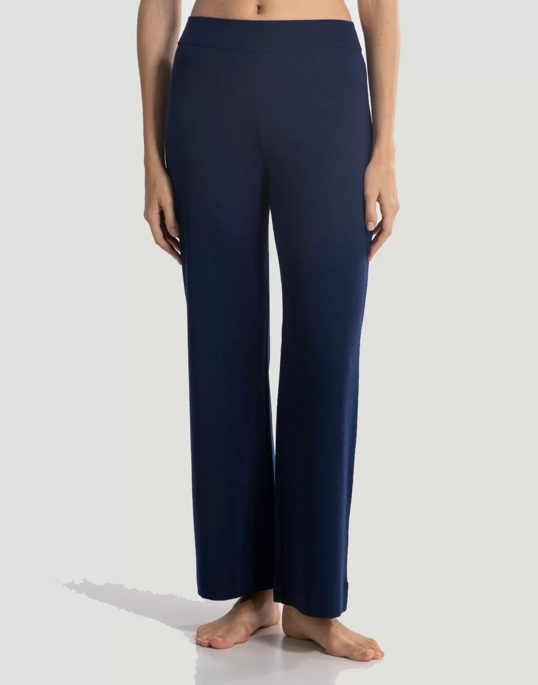 kvinne i mørkeblå ull og silke kose bukse